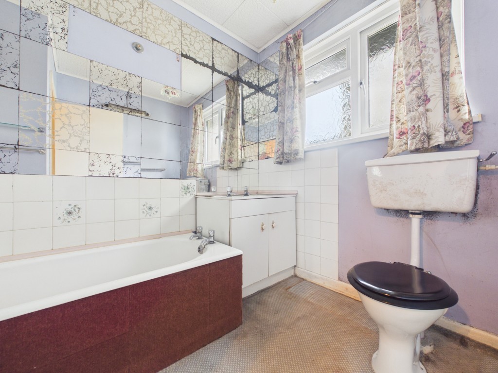 Lot: 102 - LINK-DETACHED TWO-BEDROOM BUNGALOW FOR UPDATING - Bathroom